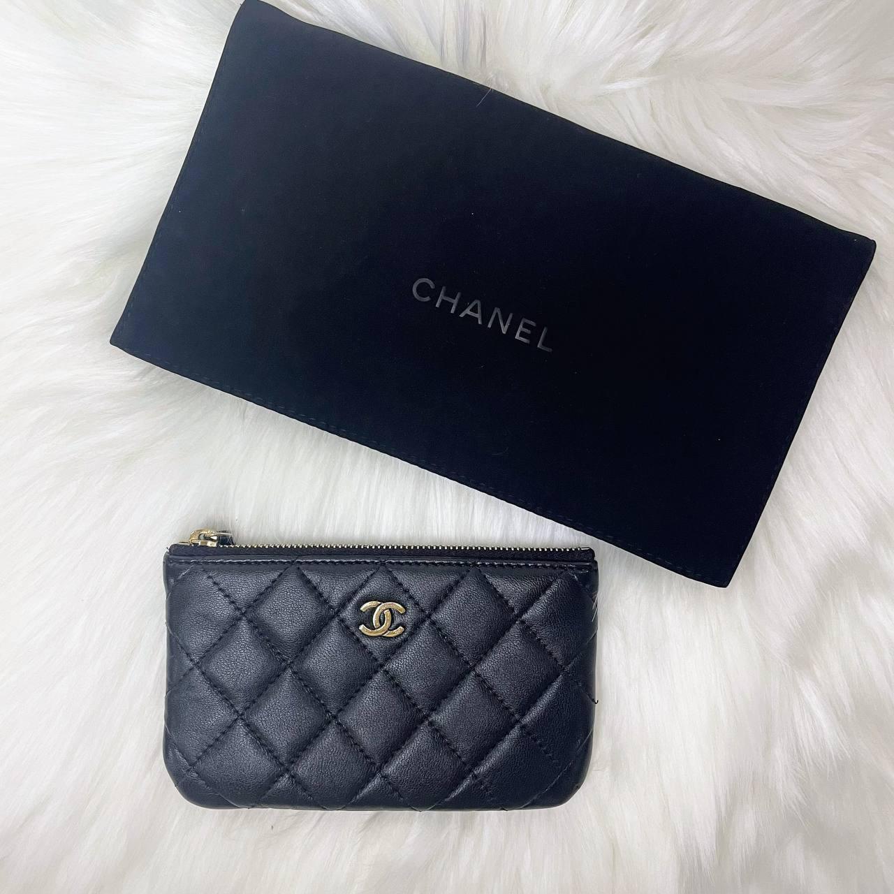【 In - Stock 】Chanel 黑色羊仔皮金扣LOGO 經典拉鏈零錢包 - Cnjpkitchen ❤️ 🇯🇵日本廚具 家居生活雜貨店