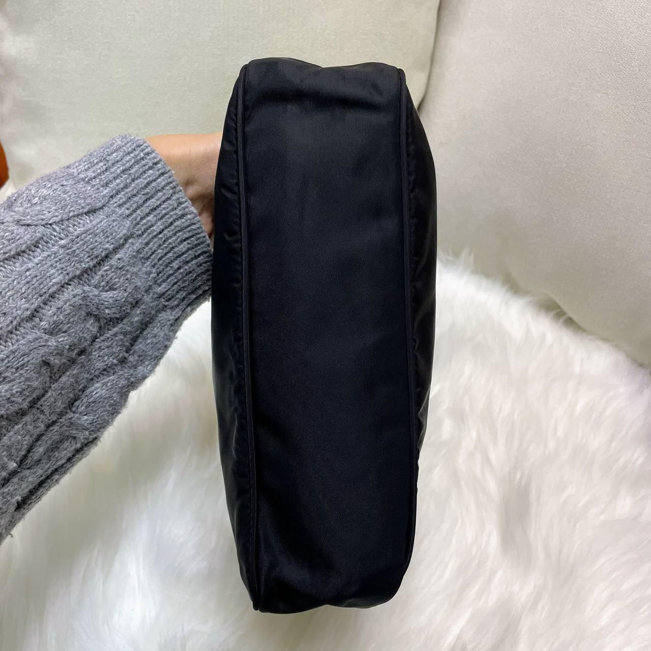 【 In - Stock 】Prada 經典 hobo 黑色尼龍迷你手拿包 - Cnjpkitchen ❤️ 🇯🇵日本廚具 家居生活雜貨店