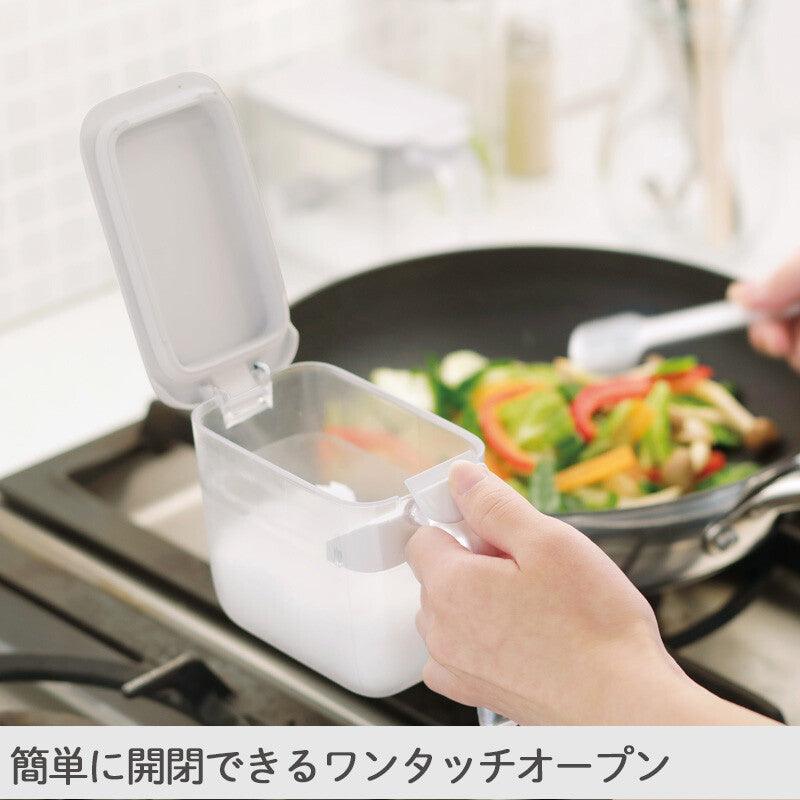 【預購】日本進口 MARNA 按鍵式帶勺調味料鹽糖盒 (2入) - Cnjpkitchen ❤️ 🇯🇵日本廚具 家居生活雜貨店