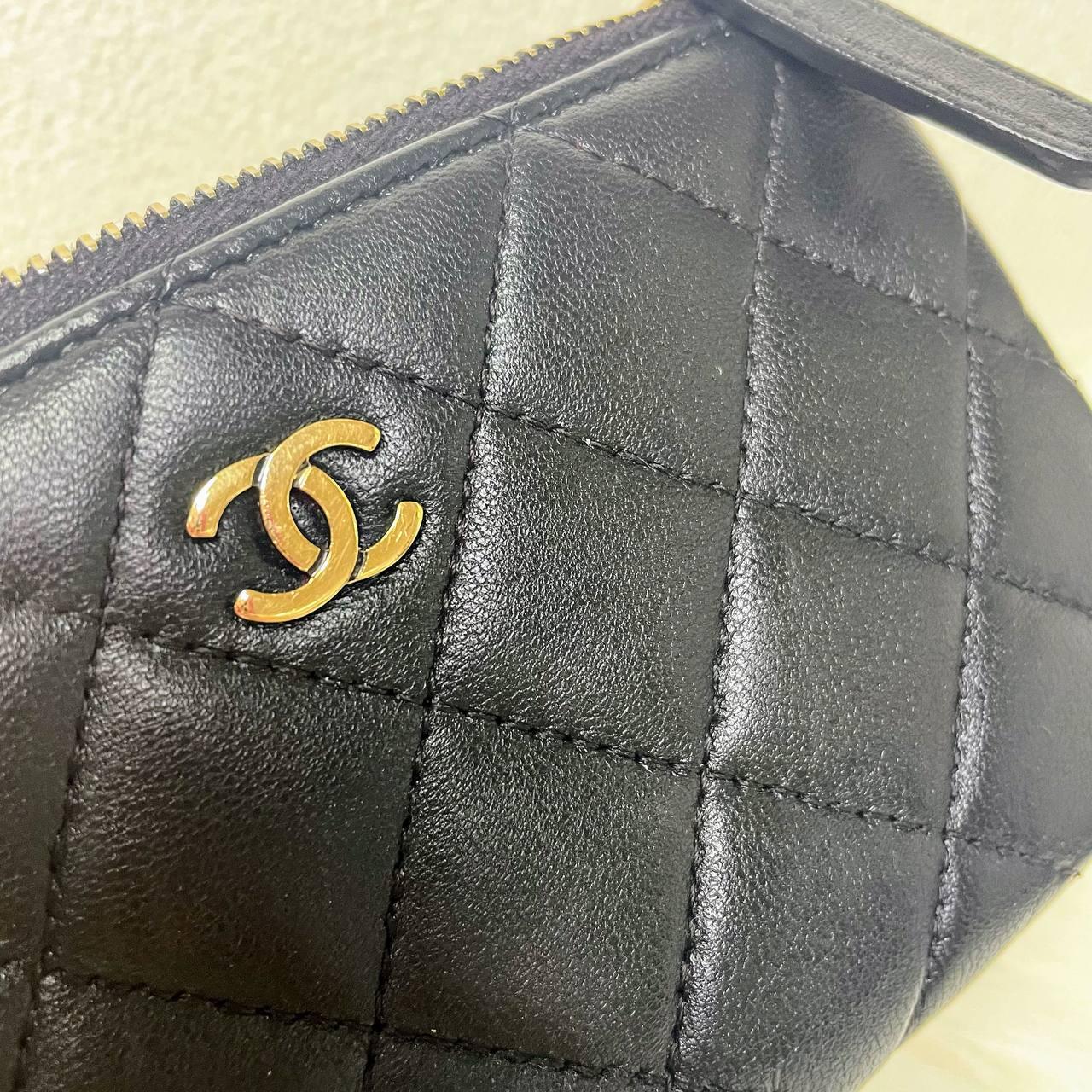 【 In - Stock 】Chanel 黑色羊仔皮金扣LOGO 經典拉鏈零錢包 - Cnjpkitchen ❤️ 🇯🇵日本廚具 家居生活雜貨店