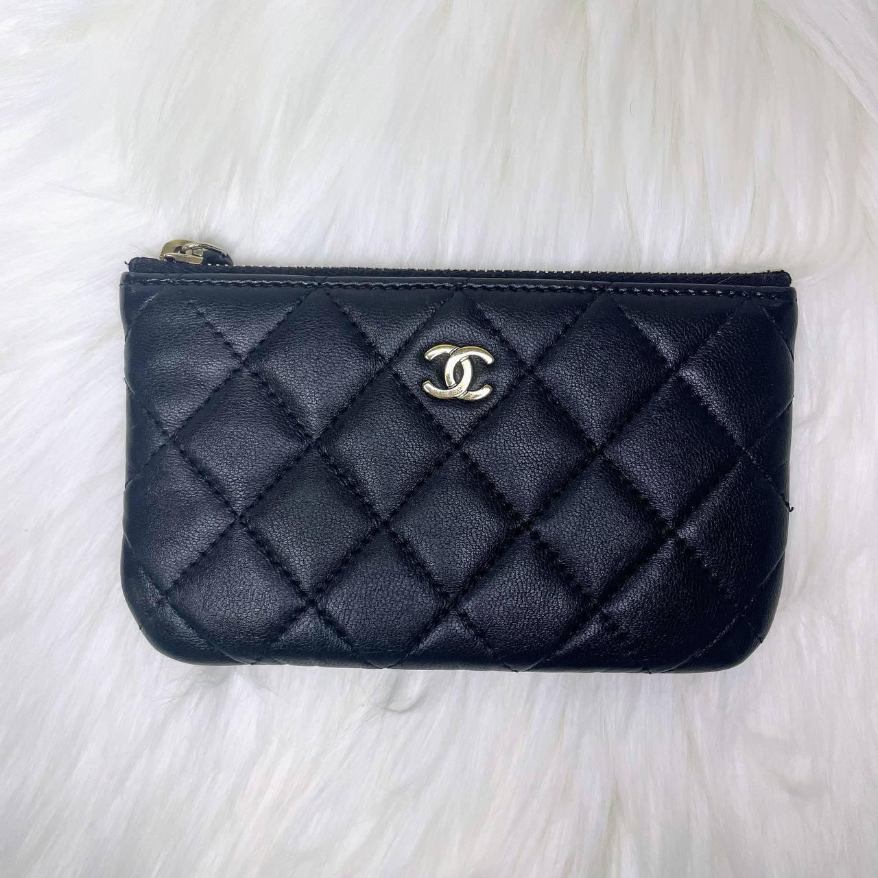 【 In - Stock 】Chanel 黑色羊仔皮金扣LOGO 經典拉鏈零錢包 - Cnjpkitchen ❤️ 🇯🇵日本廚具 家居生活雜貨店