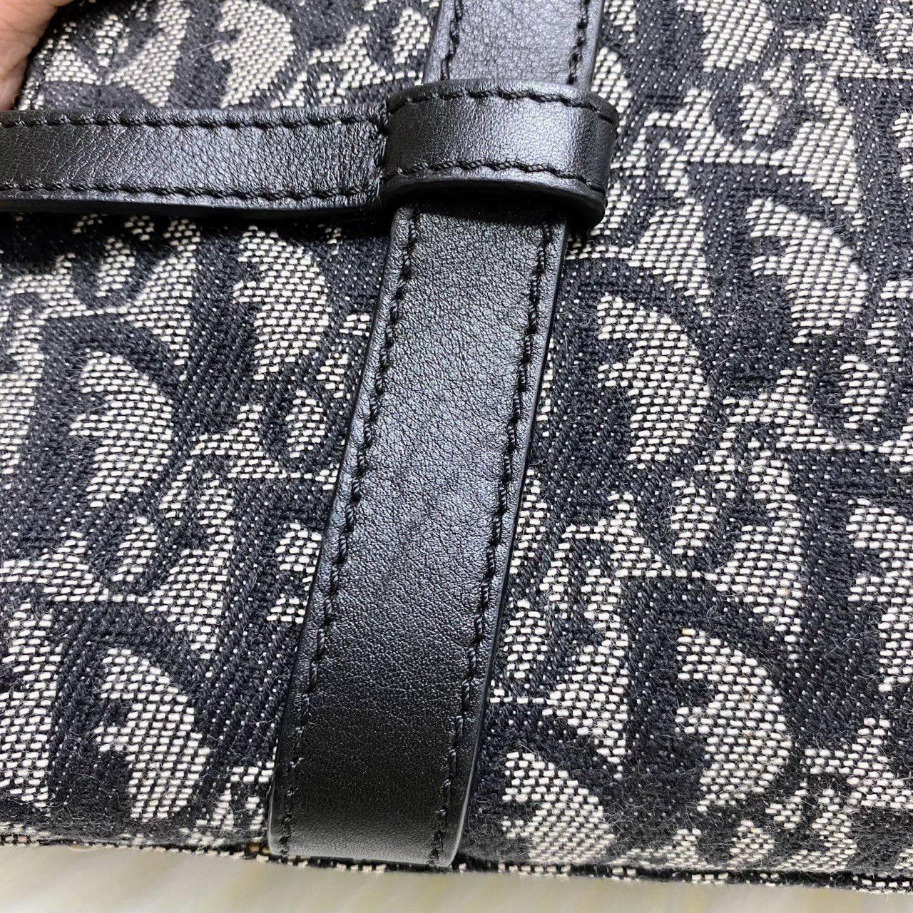 【 In - Stock 】Dior Trotter 花紋銀色Logo皮革波士頓手拿包 - Cnjpkitchen ❤️ 🇯🇵日本廚具 家居生活雜貨店