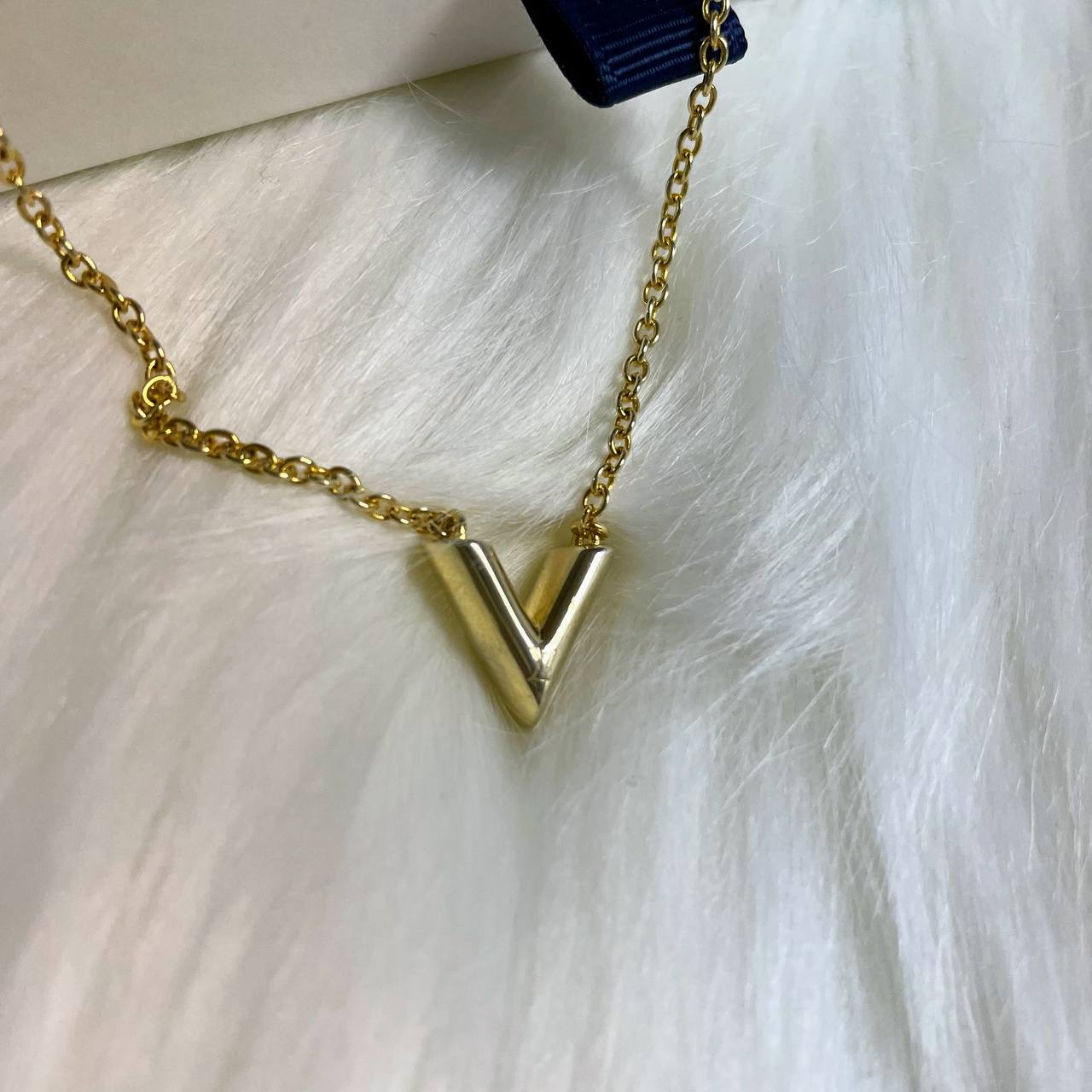 ｜In-Stock｜Louis Vuitton Accessory Essential V Necklace