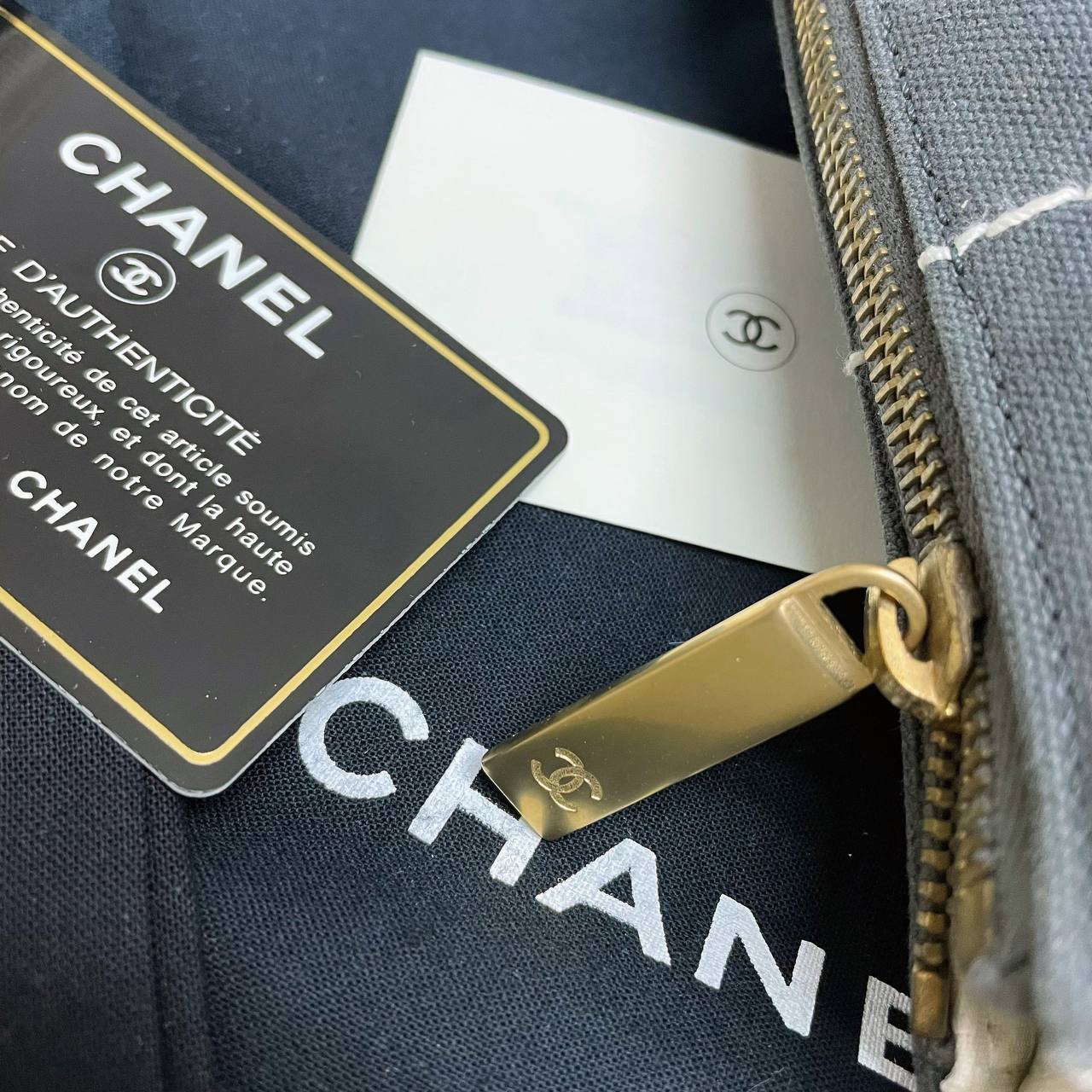 【 In-Stock 】Chanel 香奈兒 朱古力格帆布手提包